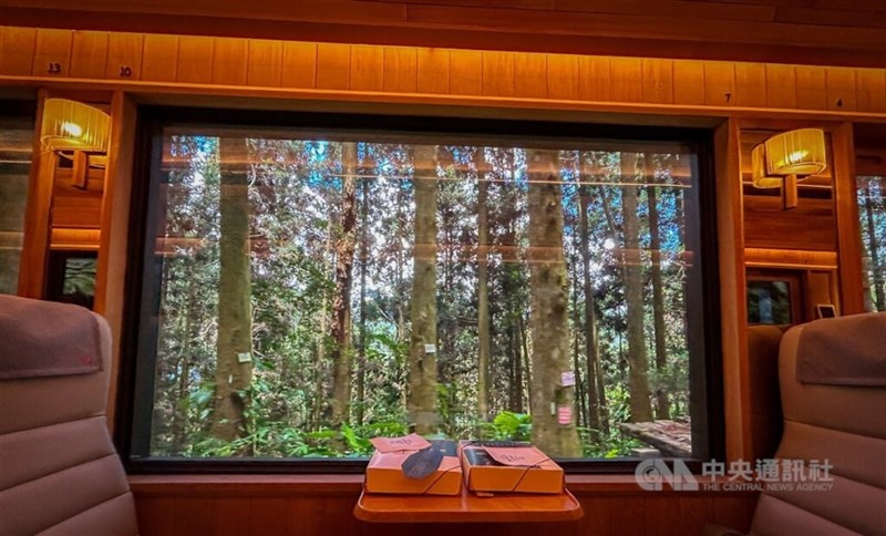 Gerbong kereta terbuat dari kayu Hinoki yang luas dan memiliki jendela lebar 165 cm, memungkinkan penumpang untuk menikmati pemandangan hutan yang indah di sepanjang perjalanan. (Sumber Foto : CNA 3 Juli 2024)