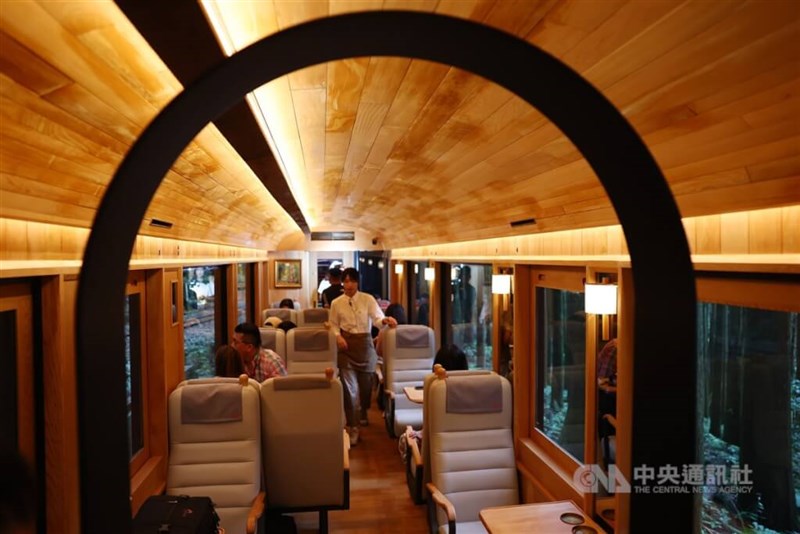 Kereta Formosensis dari kayu cypress menampilkan desain interior yang elegan dan klasik dengan lampu dinding antik, langit-langit melengkung, dan lengkungan besi hitam. (Sumber Foto : CNA, 3 Juli 2024)