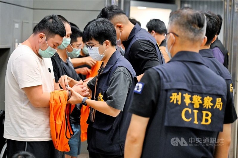 10 pria dan 1 orang wanita DPO Taiwan dibawah pengawasan CIB tiba di Bandara Taoyuan dan segera dibawa ke Kejaksaan Distrik Taichung. (Sumber Foto : CNA Taoyuan, 4 Juli 2024)