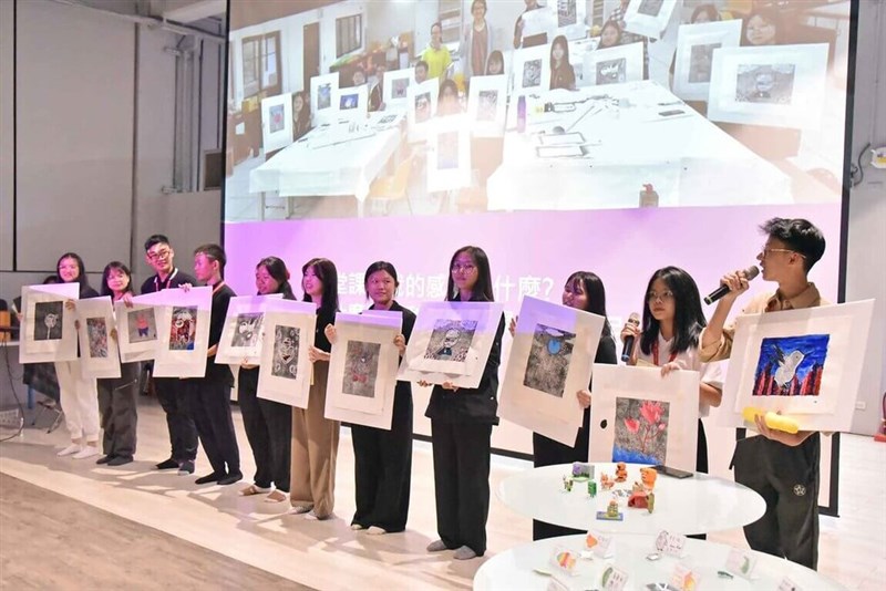 Pada malam terakhir kamp musim panas pembelajaran bahasa Mandarin dan budaya Taiwan yang diselenggarakan Huafan University, acara diakhiri dengan presentasi hasil belajar para siswa. (Sumber Foto : Huafan University)