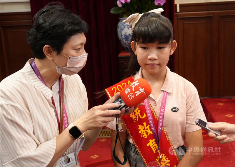 Penerima Penghargaan Pendidikan Presiden 2024, Chang Li-yun (kanan), seorang siswi SD keturunan Taiwan-Indonesia. (Sumber Foto : CNA Taipei, 5 Juli 2024)