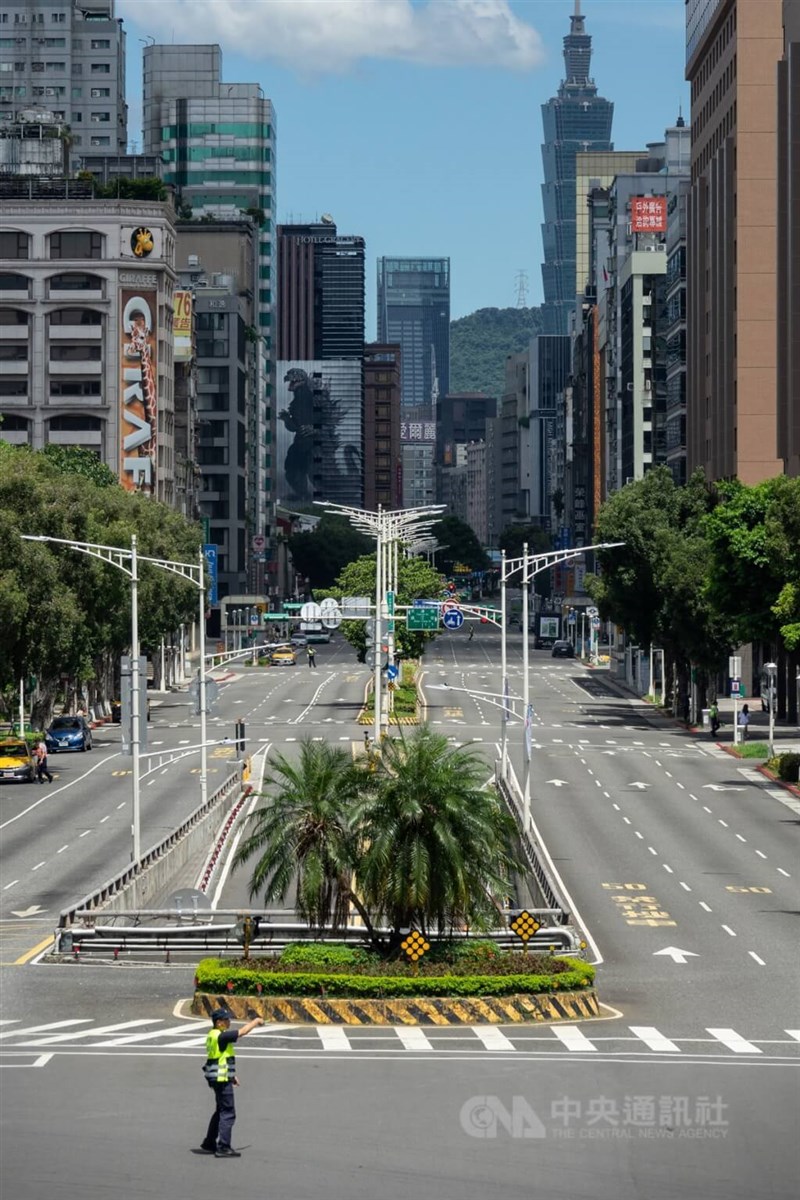 Seorang petugas polisi memberlakukan pengendalian lalu lintas di Distrik Zhongzheng, Taipei selama latihan Wanan pada tanggal 24 Juli 2023. (Sumber Foto : Dokumentasi CNA)