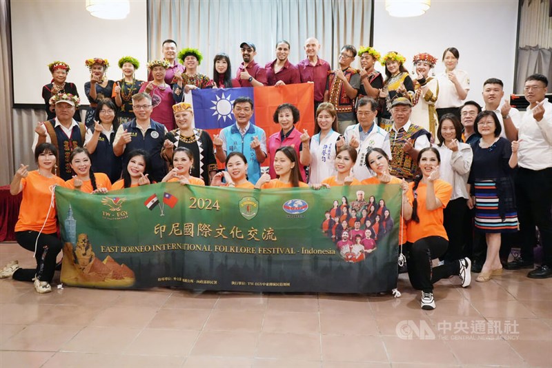 Imigran baru asal Mesir, Mohamed Mamdouh (belakang, ketujuh dari kanan) dan istrinya yang berasal dari Taiwan, Chao Hsin-ying (depan, kanan), pada tanggal 5 mengelola grup tari tradisional Timur Tengah di Chaozhou, Pingtung, mengadakan konferensi pers sebelum keberangkatan ke Indonesia. (Sumber Foto : CNA Taipei, 5 Juli 2024)