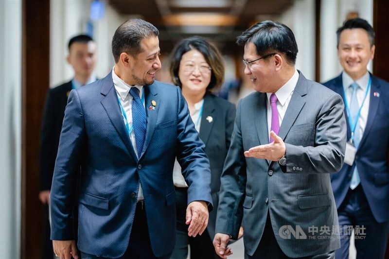 Menteri Luar Negeri Lin Chia-lung (kedua dari kanan) dan Nery Abilio Ramos y Ramos (kedua dari kiri). (Sumber Foto : CNA, 16 Juli 2024)