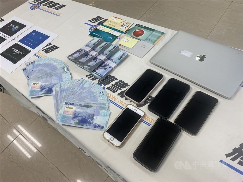 Uang tunai, ponsel, dan barang bukti lainnya kasus penipuan investasi ditampilkan pada konferensi pers Biro Investigasi Kriminal di Taipei pada hari Rabu. (Sumber Foto : CNA, 18 Juli 2024)