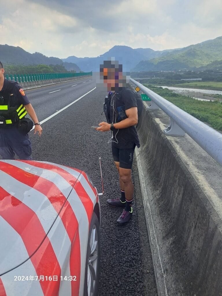 Polisi berhasil mencegat pria Hong Kong bermarga So (45) yang tersesat bersepeda masuk Jalan Tol No. 6. (Sumber Foto : Masyarakat, 16 Juli 2024)