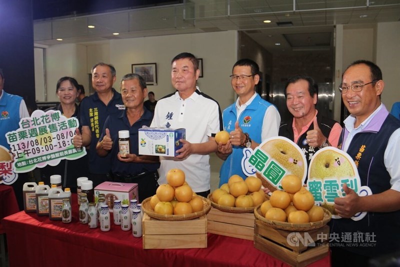 Bupati Miaoli Chung Tung-chin (keempat dari kanan) mempromosikan pir asia lokal pada tanggal 18 Juli. (Sumber Foto : CNA, 18 Juli 2024)