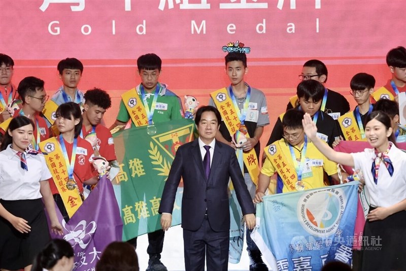 Presiden Lai Ching-te (tengah) menghadiri upacara penutupan dan pemberian penghargaan The 54th National Skills Competition, berfoto bersama para pemenang di Taipei Nangang Exhibition Hall pada hari Minggu. (Sumber Foto : CNA Taipei, 21 Juli 2024)