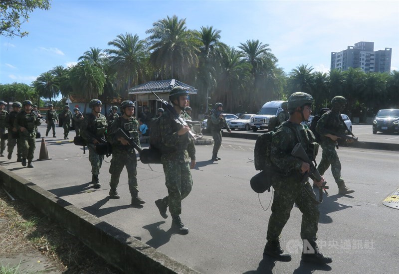 Prajurit dari tentara Taiwan berpartisipasi dalam sebuah pawai sebagai bagian dari latihan militer Han Kuang tahunan terbesar yang pernah ada di negara tersebut pada hari Senin. (Sumber Foto : CNA, 22 Juli 2024)