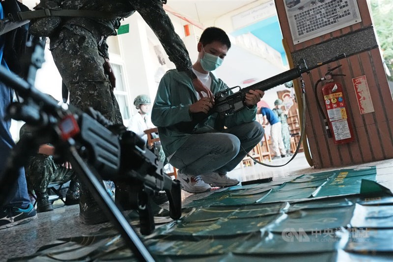 Seorang anggota tentara cadangan membiasakan dirinya dengan senapan di Taoyuan dalam persiapan untuk latihan militer tahunan Han Kuang terbesar Taiwan pada hari Senin. (Sumber Foto : CNA, 22 Juli 2024)