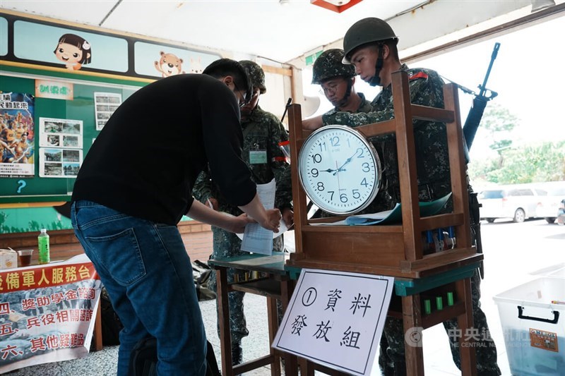 Seorang anggota pasukan cadangan militer melapor ke sebuah unit di Taoyuan pada hari Senin. (Sumber Foto : CNA, 22 Juli 2024).