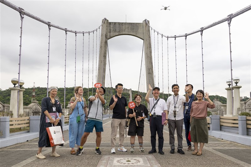 Kepala Kantor Taoyuan New Immigrants Joint Service Center, Chen Hsin-shou (keempat dari kiri) dan Kepala Daxi Wood Art Ecomuseum Chen Chien-hui (kanan) di Jembatan Daxi. (Sumber Foto : Daxi Wood Art Ecomuseum, 19 Juli 2024)