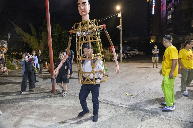 Representative Korean Mission in Taipei Dr. Lee Eun-ho mencoba memaikan boneka. (Sumber Foto : Dr. Lee Eun-ho, 19 Juli 2024)