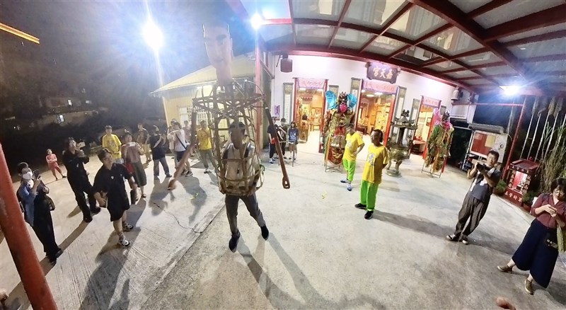 Kabid Pariwisata dan Perhubungan KDEI Taipei, Ichwan Joesoef sedang mencoba boneka Shetou. (Sumber Foto : CNA, 19 Juli 2024)