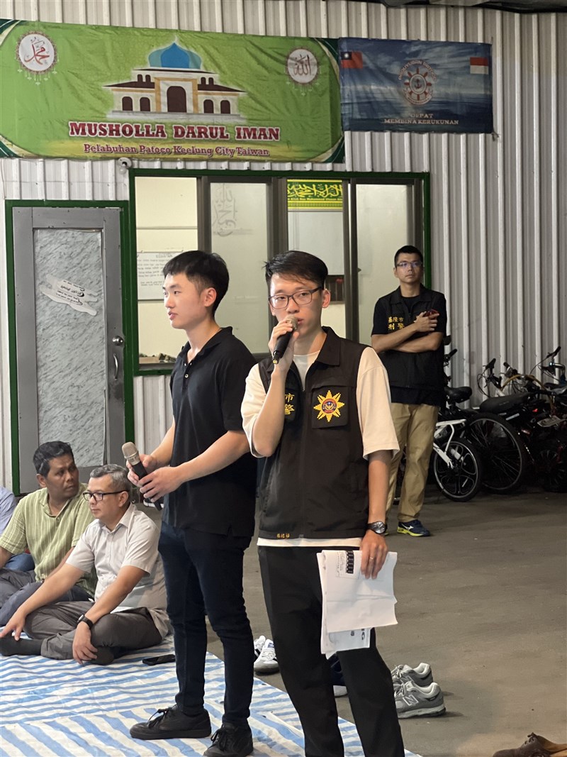 Deputi Kepala Investigasi Kepolisian Keelung Huang Wei-chia (Depan), memperkenalkan jenis dan bahaya narkoba. (Sumber Foto : CNA 19 Juli 2024)