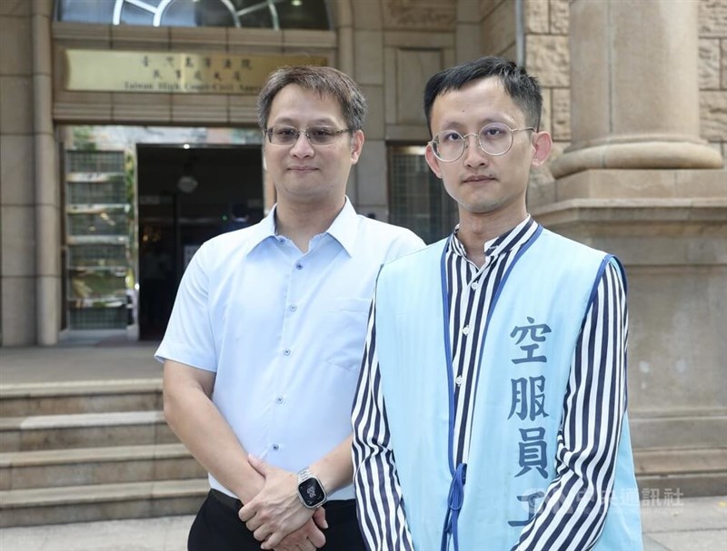 Sekretaris Jenderal Taoyuan Flight Attendants Union, Chou Sheng-kai (kanan) dan pengacara yang ditunjuk oleh serikat pekerja tersebut, Cheng Li-chuan (kiri). (Sumber Foto : CNA, 23 Juli 2024)