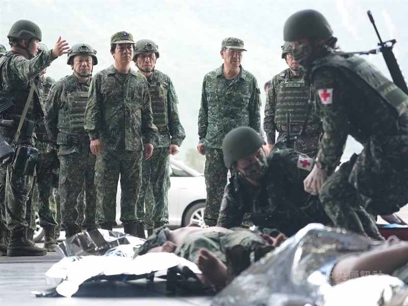 Presiden Lai Ching-te (ketiga dari kiri) pada Selasa pagi menginspeksi latihan tahunan Han Kuang Taiwan. (Sumber Foto : CNA, 23 Juli 2024)