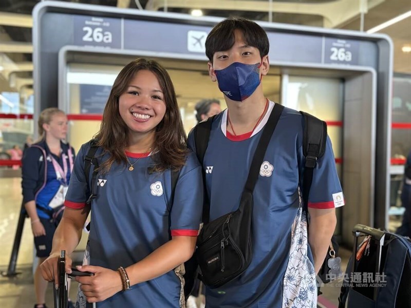 Perenang Angie Coe (kiri) dan Eddie Wang tiba di Paris Sabtu lalu. (Sumber Foto : CNA, 20 Juli 2024)