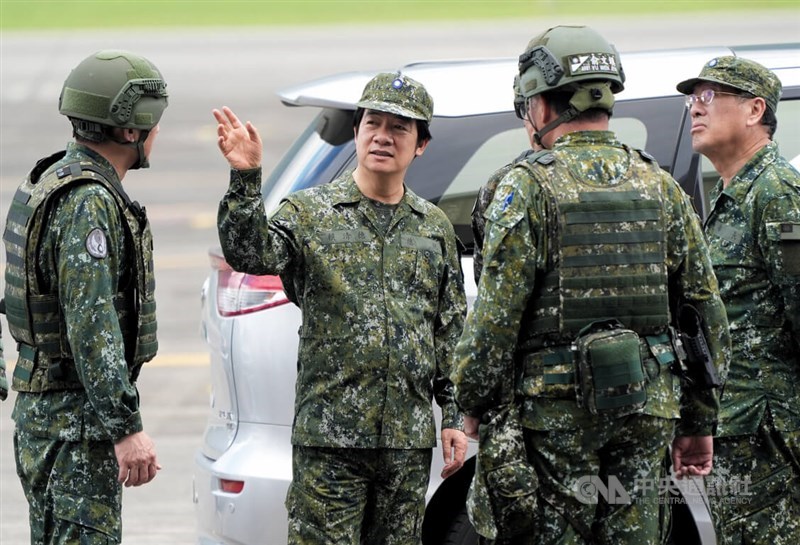 Ditemani oleh Menteri Pertahanan Wellington Koo (kanan), Presiden Lai Ching-te (kedua dari kiri) tiba di Pangkalan Udara Hualien pada Selasa pagi untuk melakukan inspeksi pertamanya terhadap latihan tahunan Han Kuang Taiwan sebagai panglima tertinggi negara. (Sumber Foto : CNA, 23 Juli 2024)