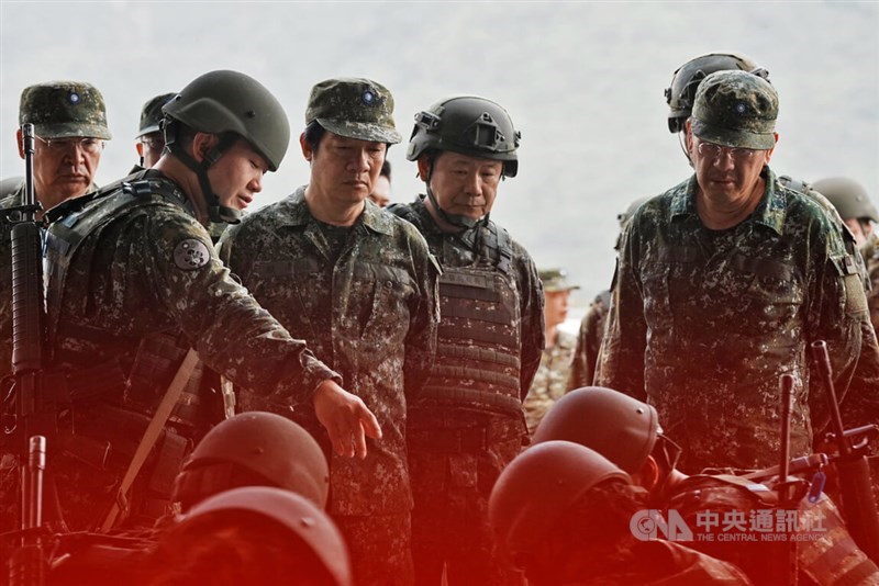Presiden Lai Ching-te (ketiga dari kiri) pada Selasa pagi memeriksa latihan tahunan Han Kuang Taiwan. (Sumber Foto : CNA, 23 Juli 2024)