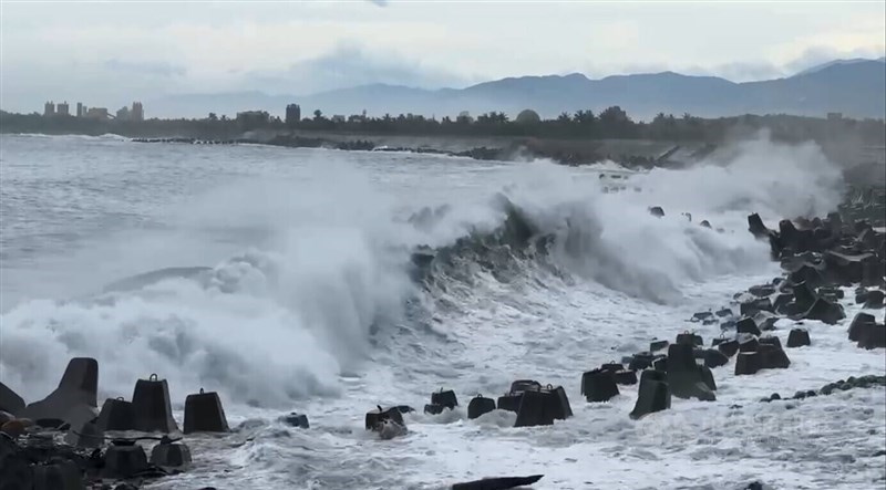 Ombak tinggi terlihat di daerah pesisir di Kabupaten Taitung pada Rabu pagi. (Sumber Foto : CNA, 24 Juli 2024)