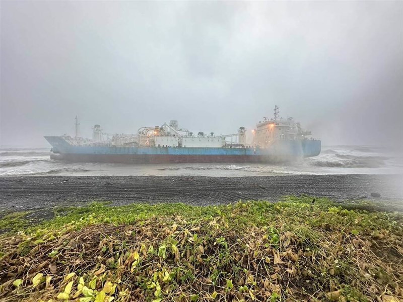 Kapal kargo berbendera Indonesia, "IRIANA" terdampar setelah perbaikan di dekat pantai Pintung (Sumber foto : Direktorat Jenderal Penjaga Pantai Taiwan, 25 Juli 2024)