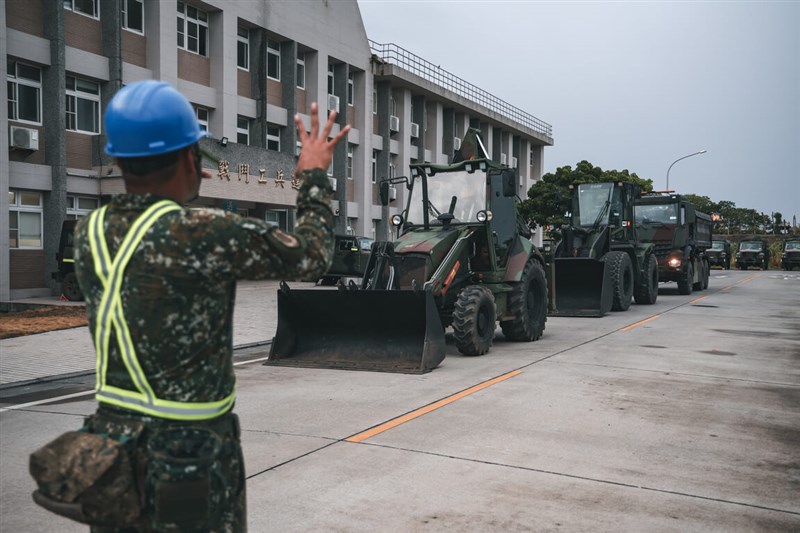 Seorang prajurit mengarahkan armada kendaraan teknik di Komando Pertahanan Huadong di Taiwan timur sebagai bagian dari persiapan bencana yang dilakukan oleh pasukan bersenjata setempat untuk Taifun Gaemi pada hari Rabu. (Sumber Foto : Komando Pertahanan Huadong, 24 Juli 2024)