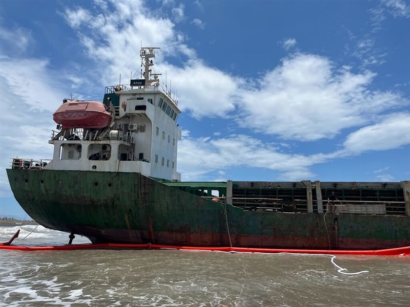 Kapal kargo Mongolia "BASIA" yang terdampar di lepas pantai Donggang akibat Taifun Gaemi. (Sumber Foto : Departemen Lingkungan Hidup Pemerintah Kabupaten Pingtung)
