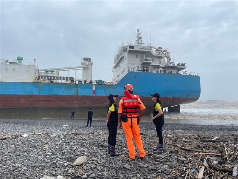 Kapal kargo Indonesia "IRIANA" yang terdampar di Pantai Jialutang, Pingtung akibat Taifun Gaemi. (Sumber Foto : Departemen Lingkungan Hidup Pemerintah Kabupaten Pingtung)