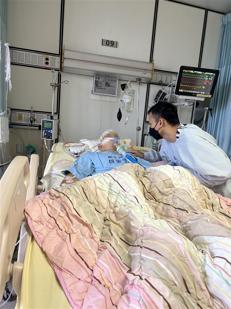 Keluarga (kanan) yang sedang menjenguk Mustofa pasca operasi. (Sumber Foto : Keluarga Mustofa, 29 Juli 2024)