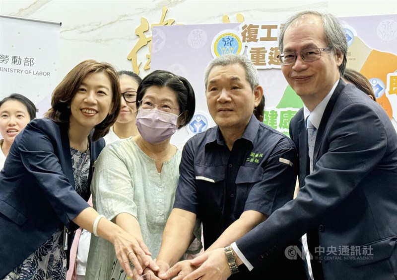 Chung (kedua dari kanan), pekerja berusia lebih dari 50 tahun yang bekerja di bidang konstruksi, dan Chen (ketiga dari kanan), yang telah membuka kedai sarapan selama 22 tahun, memotong kue bersama Wakil Menteri Kesehatan dan Kesejahteraan, Lin Ching-yi (depan kiri) dan Wakil Menteri Ketenagakerjaan, Chen Ming-jen (kanan). (Sumber Foto : CNA, 30 Juli 2024)
