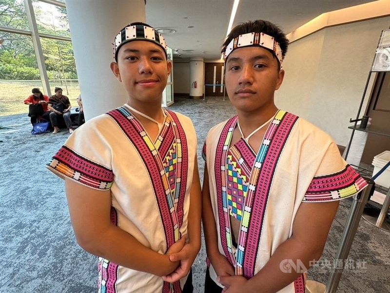 Paduan suara siswa suku Penduduk Asli Taiwan baru-baru ini meraih medali emas dan perak dalam kategori berbeda Singapore International Choral Festival ke-8. (Sumber Foto : CNA)