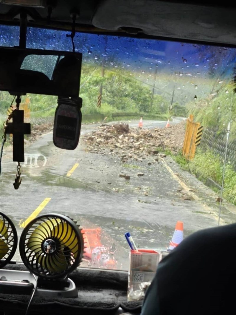 Sehari sebelum keberangkatan, SMP Min Ho mengetahui bahwa akses jalan menuju sekolah terputus akibat Taifun Gaemi. Setelah semalam melakukan penyesuaian dan perencanaan, mereka memutuskan mengambil jalur alternatif. (Sumber Foto : SMP Min Ho)