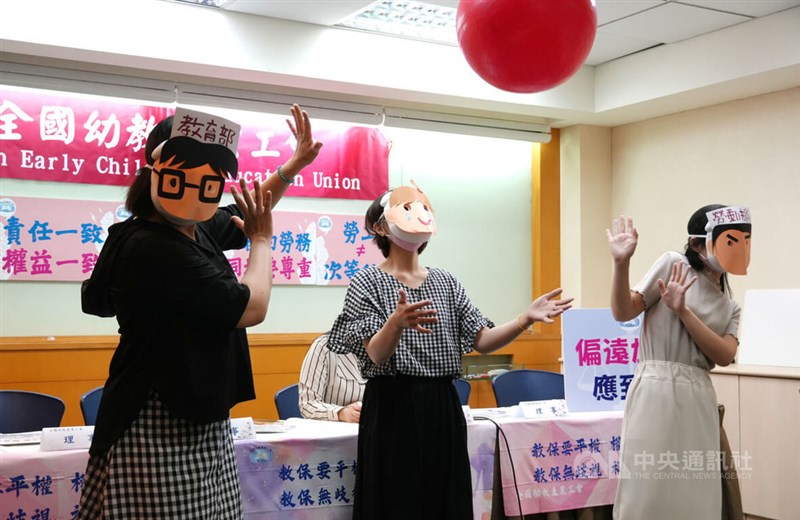Taiwan Early Childhood Education Union mengadakan konferensi pers dan mempersembahkan drama aksi yang menyindir pengalihan tanggung jawab antara lembaga pemerintah pada 1 Agustus di Taipei. (Sumber Foto : CNA, 1 Agustus 2024)