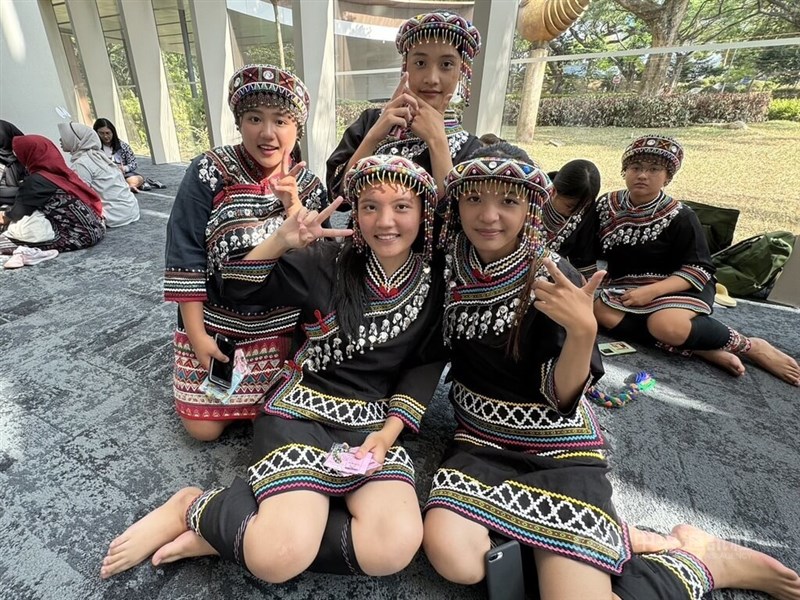 Paduan suara siswa suku Penduduk Asli Taiwan baru-baru ini meraih medali emas dan perak dalam kategori berbeda Singapore International Choral Festival ke-8. (Sumber Foto : CNA)