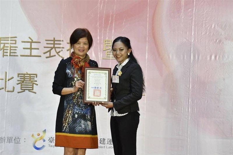 Mila menjadi juara migran berprestasi dari Pemerintah Kota Taipei City pada tahun 2017. (Sumber Foto : Dokumentasi Mila)