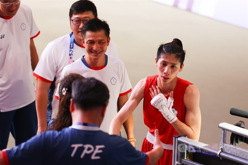 Petinju Taiwan Lin Yu-ting (kanan) pada hari Jumat. (Sumber Foto : CNA, 2 Agustus 2024)