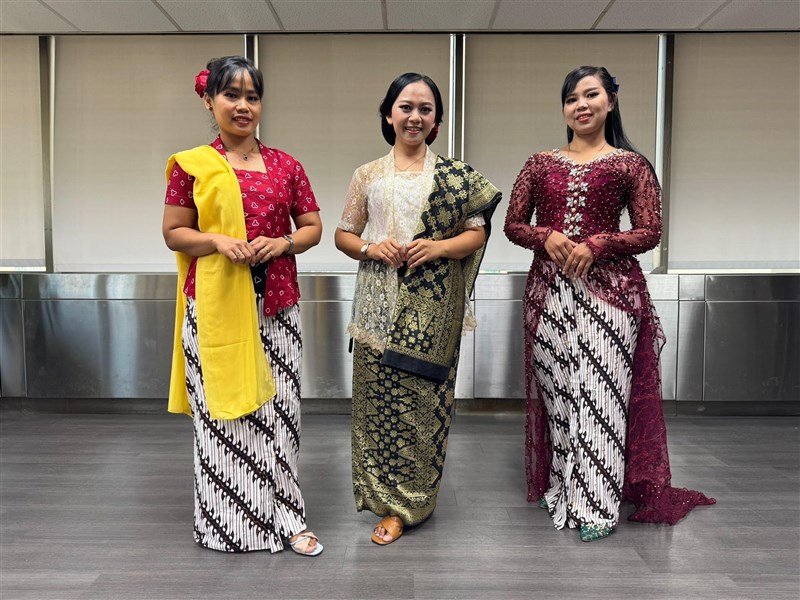 Mita (tengah) bersama kedua modelnya memamerkan karya baju hasil desain dan jahitannya saat wawancara di kantor CNA. (Sumber Foto : CNA Taipei, 28 Juli 2024)