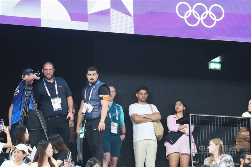 Staf di lokasi (ketiga dari kiri) memegang kain dengan tulisan "Taiwan" setelah secara paksa mengambilnya dari penonton. (Sumber Foto : CNA, 2 Agustus 2024)