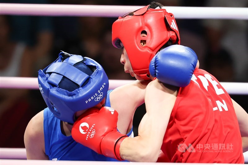 Lin Yu-ting (merah) berkompetisi dalam kelas 57 kg putri pada babak 16 besar di Paris pada hari Jumat. (Sumber Foto : CNA, 2 Agustus 2024)