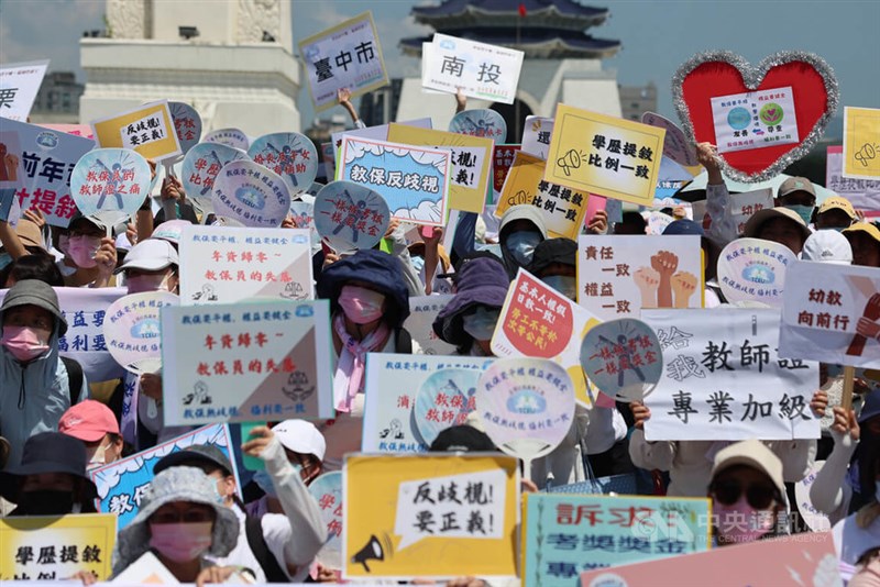 Lebih dari seribu pengasuh anak di TK negeri turun ke jalan pada hari Sabtu untuk menyampaikan tuntutan mereka. (Sumber Foto : CNA, 3 Agustus 2024)
