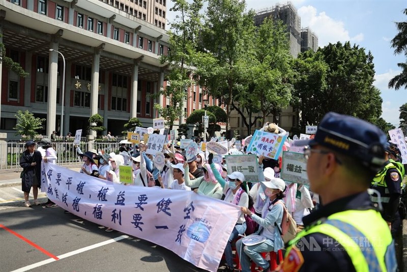 Lebih dari seribu pengasuh anak di TK negeri turun ke jalan pada hari Sabtu untuk menyampaikan tuntutan mereka. (Sumber Foto : CNA, 3 Agustus 2024)