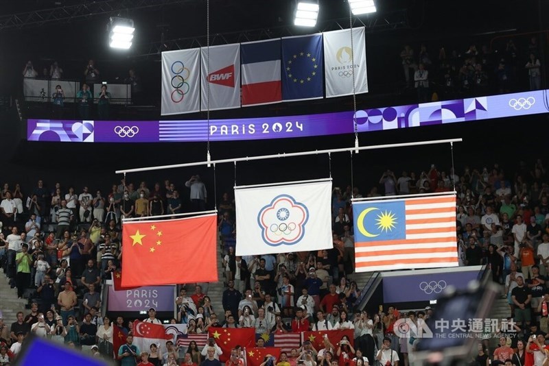Bendera Olimpiade Chinese Taipei (tengah) dikibarkan pada upacara pemberian medali bulu tangkis Olimpiade di samping bendera negara Republik Rakyat Tiongkok dan Malaysia pada hari Minggu. (Sumber Foto : CNA, 4 Agustus 2024)