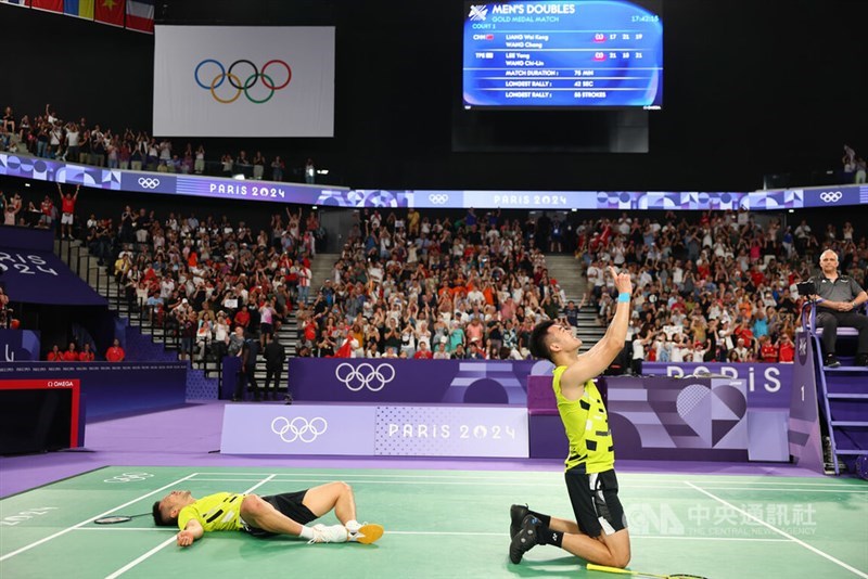 Lee Yang (kiri) dan Wang Chi-lin merayakan kegembiraan mereka setelah memenangkan medali emas bulu tangkis melawan pasangan nomor 1 Liang Weikeng dan Wang Chang pada hari Minggu. (Sumber Foto : CNA, 4 Agustus 2024)