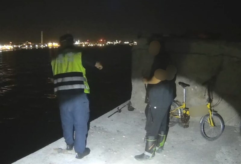 Kepolisian pelabuhan Taichung hari Sabtu menangkap tujuh warga yang menyelinap dan memancing secara ilegal di tanggul selatan pelabuhan Mailiao (Sumber Foto : Kontributor pribadi, 4 Agu 2024)