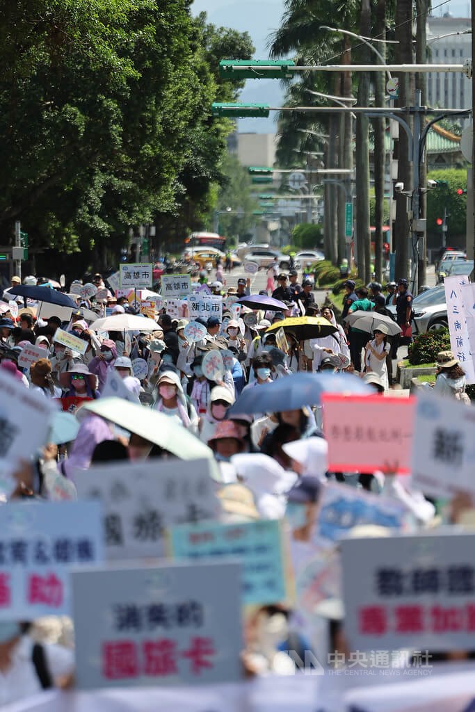 Lebih dari seribu pengasuh anak di TK negeri turun ke jalan pada hari Sabtu untuk menyampaikan tuntutan mereka. (Sumber Foto : CNA, 3 Agustus 2024)