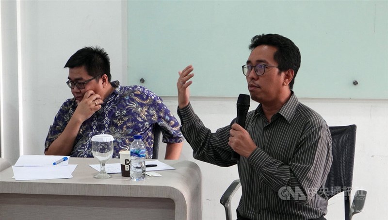 Peneliti Paramadina Public Policy, Universitas Paramadina, Muhammad Iksan (kanan) dalam diskusi bertajuk “Ketegangan Selat Taiwan, Reaksi Asia Tenggara, dan Dampak Bagi Indonesia” di Jakarta hari Senin. (Sumber Foto : CNA, 5 Agustus 2024)