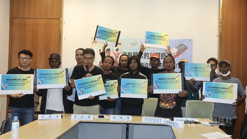 Sembilan anak buah kapal Indonesia, yang dipaksa bekerja tanpa gaji selama 15 bulan, bersama lembaga swadaya masyarakat di konferensi pers di Gedung Yuan Legislatif hari Rabu. (Sumber Foto : CNA, 7 Agustus 2024)