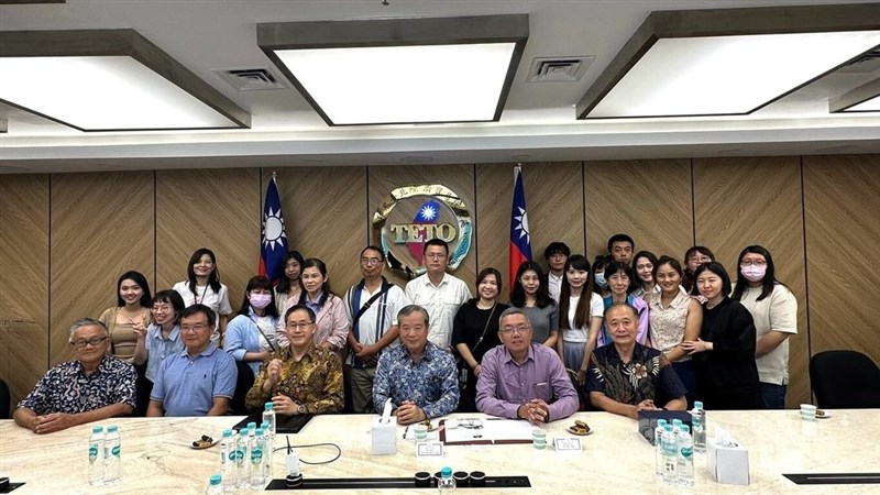 Mahasiswa dan alumni Program Magister Studi Asia Tenggara dari National Kaohsiung Normal University bertemu perwakilan Taiwan di Indonesia, John C. Chen (depan, keempat dari kiri) di Jakarta pada hari Rabu. (Sumber Foto : CNA, 7 Agustus 2024)