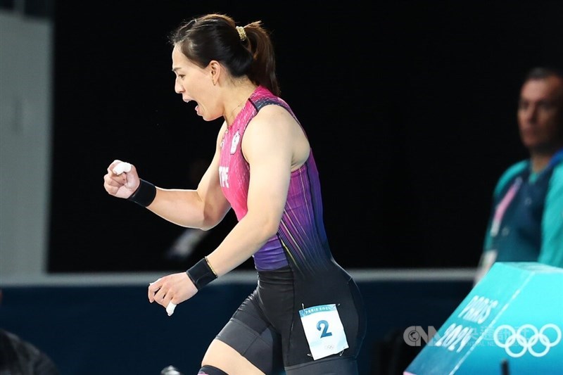 Angkat besi asal Taiwan, Kuo Hsing-chun, bersorak setelah menyelesaikan angkatan. (Sumber Foto : CNA, 8 Agustus 2024)